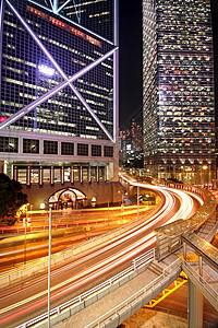 交通夜间带子高楼小时银行公司摩天大楼中心经济灯泡街道图片