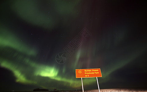 萨斯喀彻温省路标后面的北极光图片