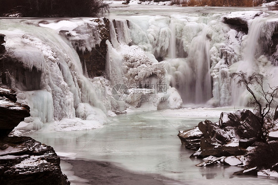 艾伯塔省冻结的卢布雷克瀑布图片