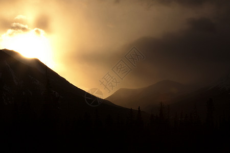 山脉插画艾伯塔州洛基山上空的云后阳光照耀着太阳背景