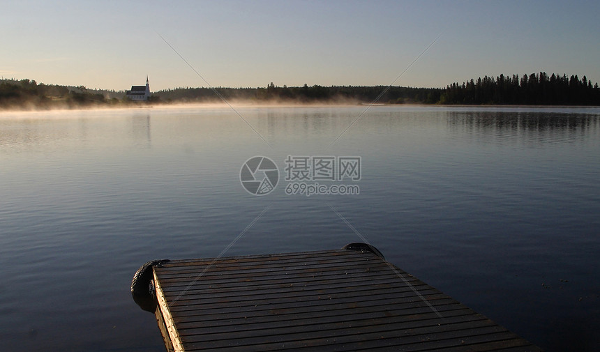 上午在萨斯喀彻温北部林克斯湖上空喷雾反射荒野码头反思树木风景薄雾旅行水平场景图片