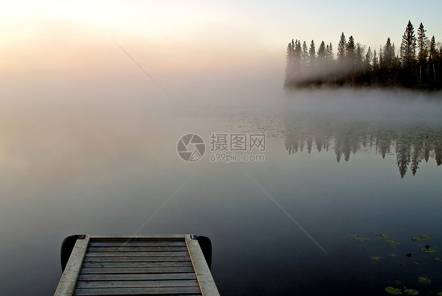 上午在萨斯喀彻温北部林克斯湖上空喷雾树木反射码头睡莲旅行荒野松树风景旅游水平图片