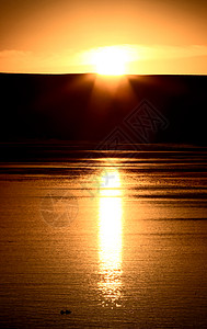 日落从眼眉湖反射图片