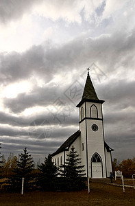在一个乡村教堂的云天上图片