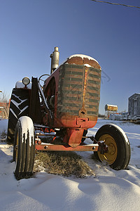 冬季废弃拖拉机图片
