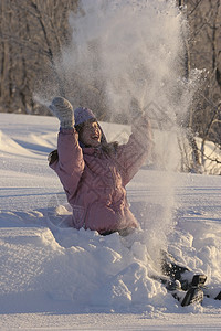 女孩吐在雪上图片