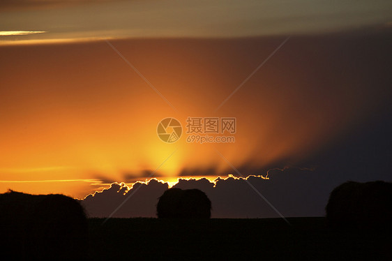 在萨斯喀彻温的暴雨云下升起日光高峰暴风云剪影风景耀斑旅行美术乡村水平大草原图片