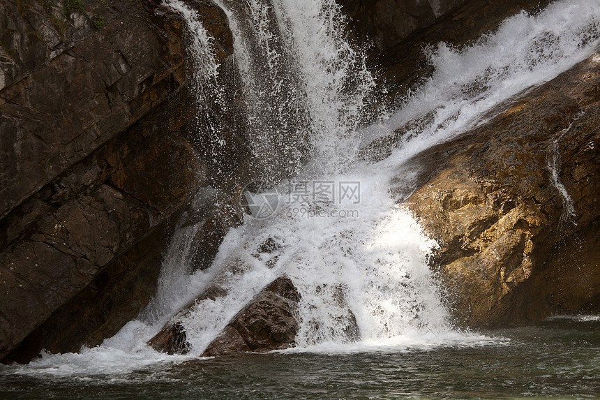 卡梅伦法尔斯在艾伯塔州沃特顿湖湖国家公园旅行瀑布风景景点水平游客公园度假村图片