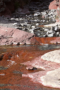 艾伯塔州沃特顿湖湖国家公园红岩峡谷旅行风景度假村公园游客景点红色流动岩石瀑布图片