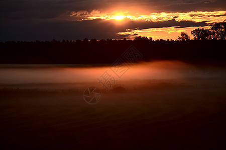 接近日落的多彩天空谷仓乡村阴霾房子栅栏美术剪影旅行峰值大草原图片