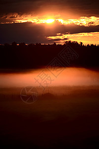 接近日落的多彩天空峰值乌云大草原美术乡村风景剪影阴霾旅行图片