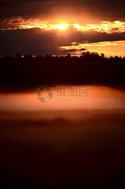 接近日落的多彩天空峰值乌云大草原美术乡村风景剪影阴霾旅行图片