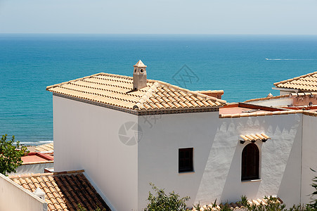 地中海的建筑架构阳光屋顶海景晴天外表烟囱粉饰住宅水平海洋图片