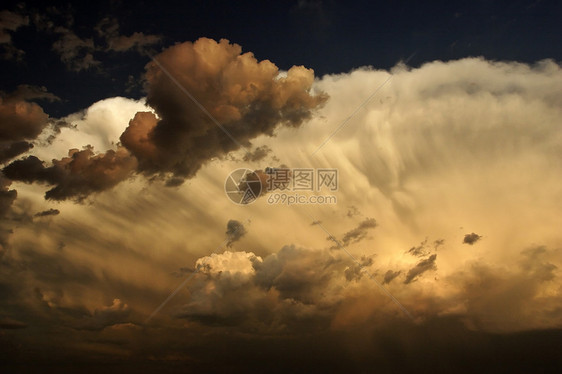 高空云层上方有令人讨厌的外观粘结云云积雨农业乌云旅行风景大草原乡村水平风暴图片