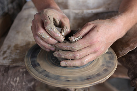 陶匠的手车轮制造业手工压力黏土花瓶壤土杯子陶器旋转图片