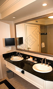 洗手间白色浴室装饰龙头风格镜子房子柜台玻璃房间图片