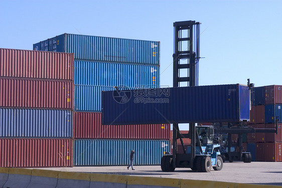 集装箱集装箱在港口托运出口海关贮存贸易船厂送货国际起重机加载卸载图片