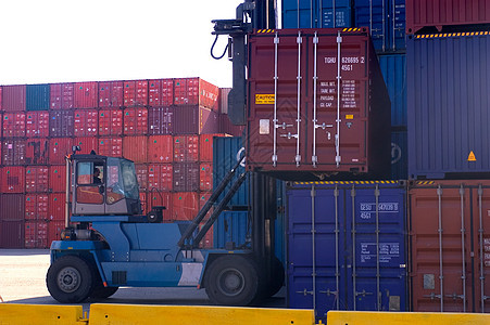 集装箱集装箱在港口托运进口金属运输送货贸易加载工业出口贮存商业图片