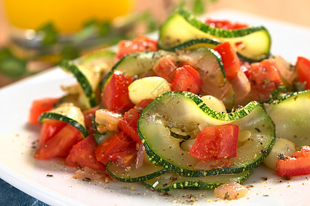 Zucchini 番茄和玉米迪什午餐蔬菜立方体胡椒营养草本植物洋葱照片水平香料图片
