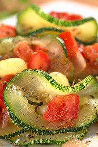 Zucchini 番茄和玉米迪什照片绿色洋葱红色草本植物午餐香料蔬菜立方体营养图片