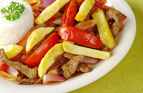 秘鲁Dish 叫做营养土豆油炸水平盘子照片香菜午餐叶子牛肉图片