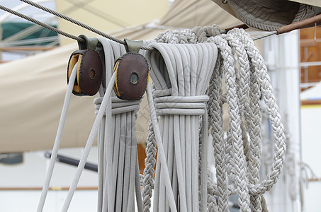 旧帆船上的绳索和滑轮图片