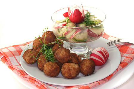配沙拉的科埃特布尔牛肉肉丸黄瓜萝卜食物午餐图片