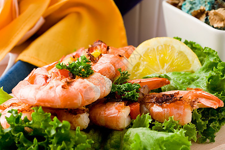 Grilled 虾香菜美食餐巾纸甲壳类对虾烤串青椒沙拉动物食物图片