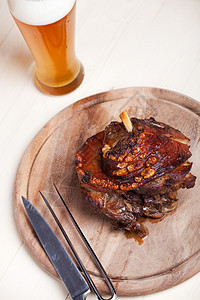 巴伐利亚烤猪肉盘的细细细节啤酒棕色美味土豆小麦木板褐色食物胡椒饺子图片