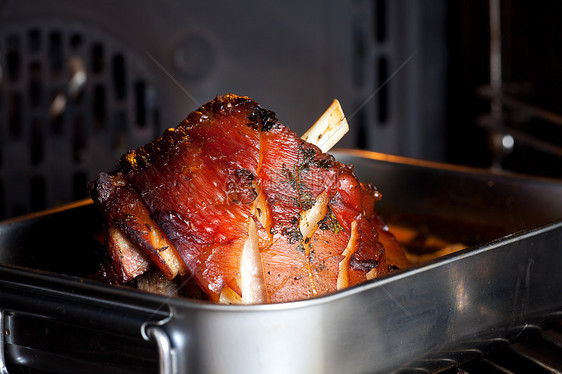 烤箱中猪肉的一顿烹饪火炉关节木板食物胡椒褐色蔬菜棕色美味图片