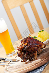 巴伐利亚烤猪肉盘的细细细节土豆美味烹饪食物棕色褐色猪肉小麦胡椒饺子图片