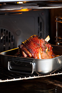 烤箱中猪肉的一顿烹饪食物棕色关节美味褐色蔬菜火炉胡椒木板图片