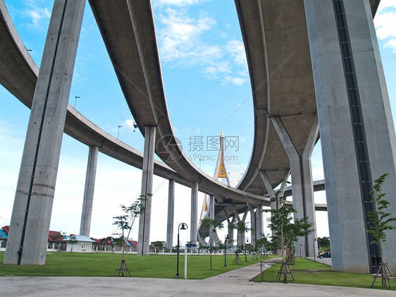 Bhumibol桥的一部分路口地标蓝色草原草地公园运输建筑学场景戒指图片