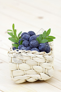 篮子里的新鲜蓝莓叶子绿色饮食蓝色水果食物浆果图片