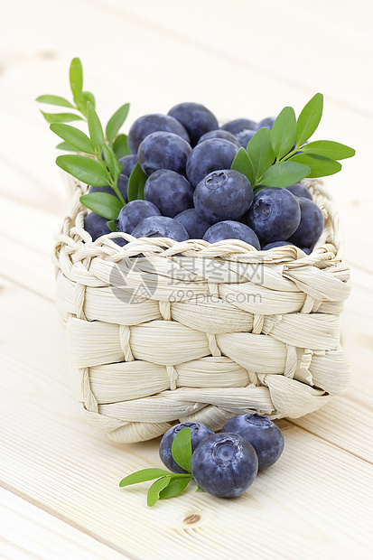 篮子里的新鲜蓝莓蓝色绿色浆果食物饮食水果叶子图片