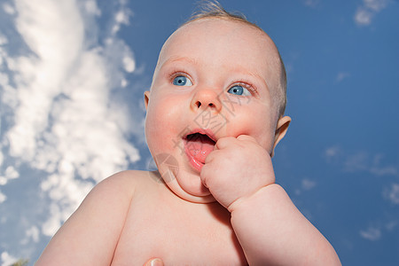 蓝天前的宝宝面孔白色喜悦飞行童年幸福孩子婴儿扫视生命图片