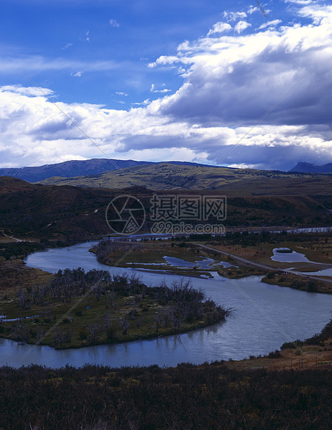 阿根廷巴塔哥尼亚的荒野旅游顶峰云盖戏剧性崎岖山峰石峰孤独火山图片