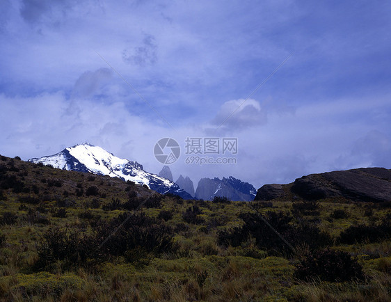 阿根廷巴塔哥尼亚的石峰顶峰山脉火山地质学荒野寂寞戏剧性崎岖孤独图片