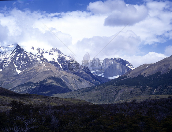 阿根廷巴塔哥尼亚的山脉旅游地质学戏剧性顶峰风景石峰荒野云盖山峰图片