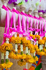 加兰有真花和假花奉献万寿菊信仰冥想展示旅行花朵佛教徒文化旅游背景图片