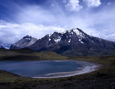 阿根廷巴塔哥尼亚的云盖孤独寂寞山峰山脉旅游顶峰戏剧性崎岖火山图片