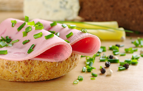 全麦面包冷切草本植物食物营养杂货木头早餐胡椒韭菜香料面包图片