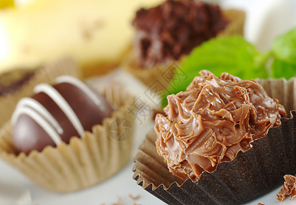 巧克力卷曲蛋糕黄色叶子糖果甜点棕色水平食物白色盘子图片