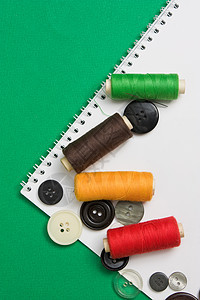 带有针和按钮的线女裁缝裁缝测量纺织品配饰手工宏观针线活工具环形图片