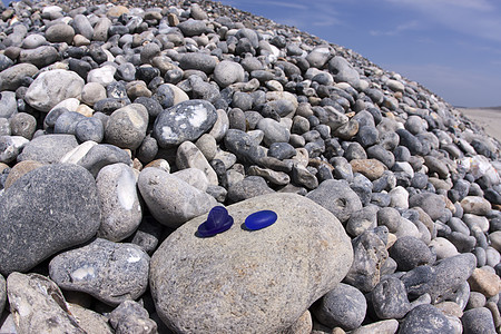 沿海岸的石碑上的蓝宝石图片