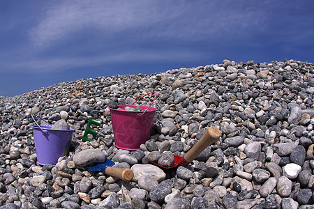 海岸沿岸石碑上的玩具桶砾石灰色岩石巨石地面石头花岗岩瓦砾硅胶圆形图片