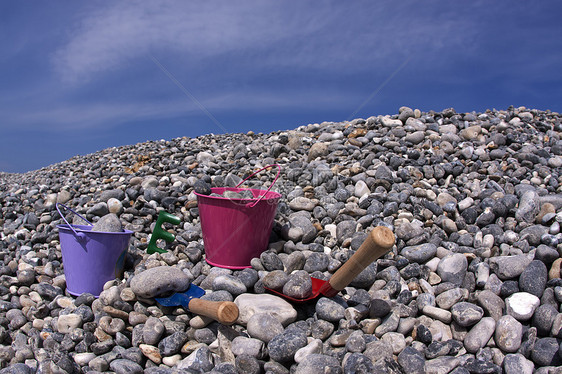 海岸沿岸石碑上的玩具桶砾石灰色岩石巨石地面石头花岗岩瓦砾硅胶圆形图片