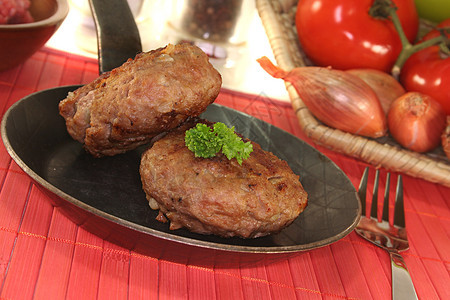 肉丸平底锅绿色猪肉洋葱午餐红色胡椒法庭牛肉图片