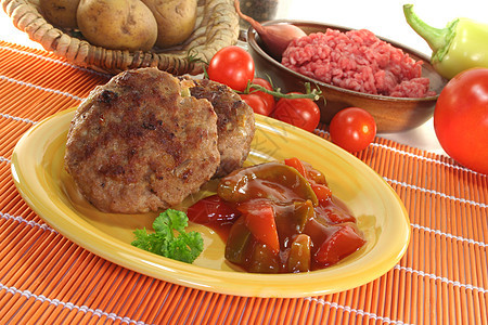 配有拉塔图伊的肉丸红色胡椒牛肉绿色法庭猪肉午餐图片