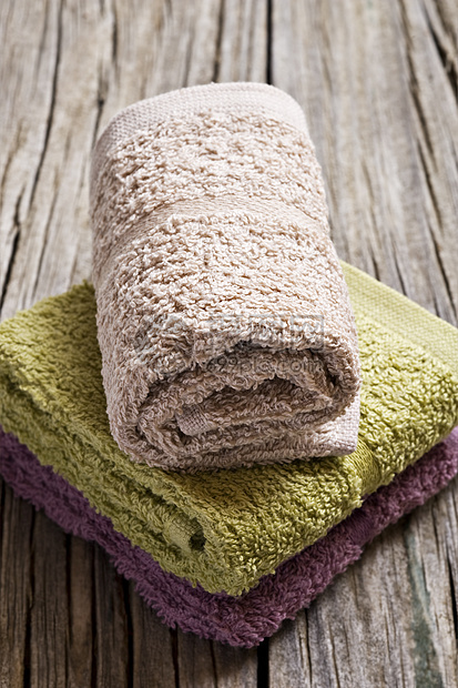 生锈木制表面的新鲜毛巾乡村奢华织物卫生肥皂治疗手工沙龙棉布福利图片